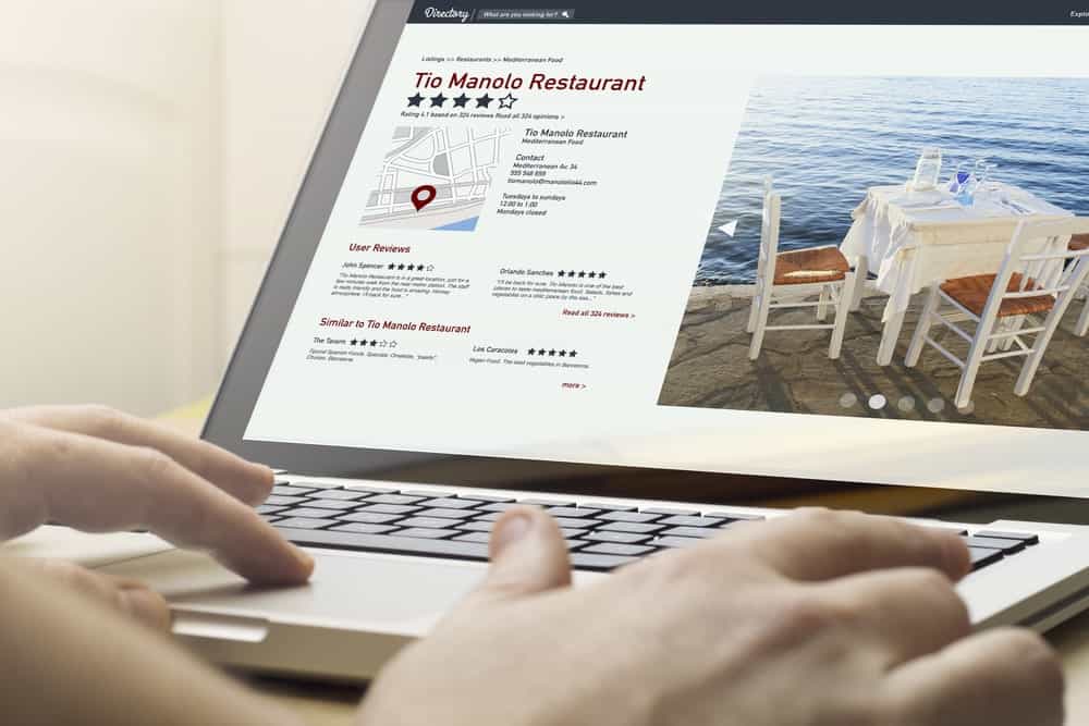 Веб-сайт каталога отображается на экране ноутбука.