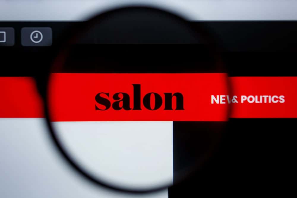 Сайт салона отображается на экране компьютера.