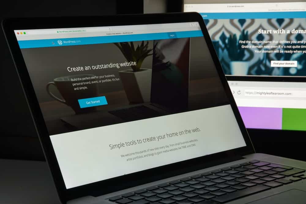 شاشة كمبيوتر محمول تظهر صفحة ووردبريس الرئيسية.