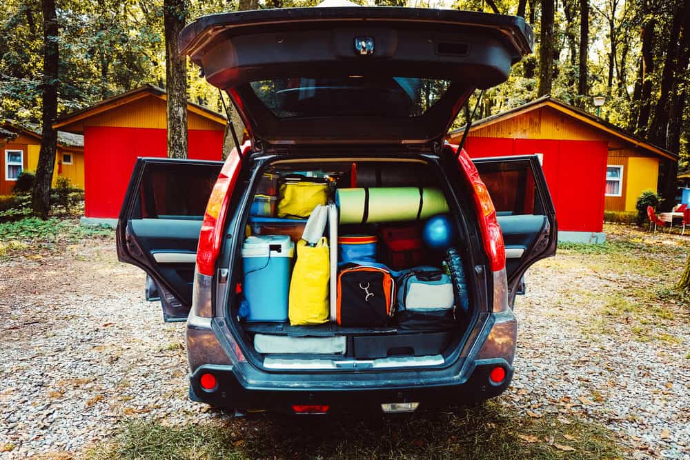 Kamp gezisi için paketlenmiş araba