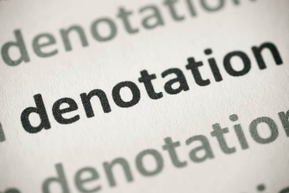 Mots de dénotation écrits sur un papier blanc.