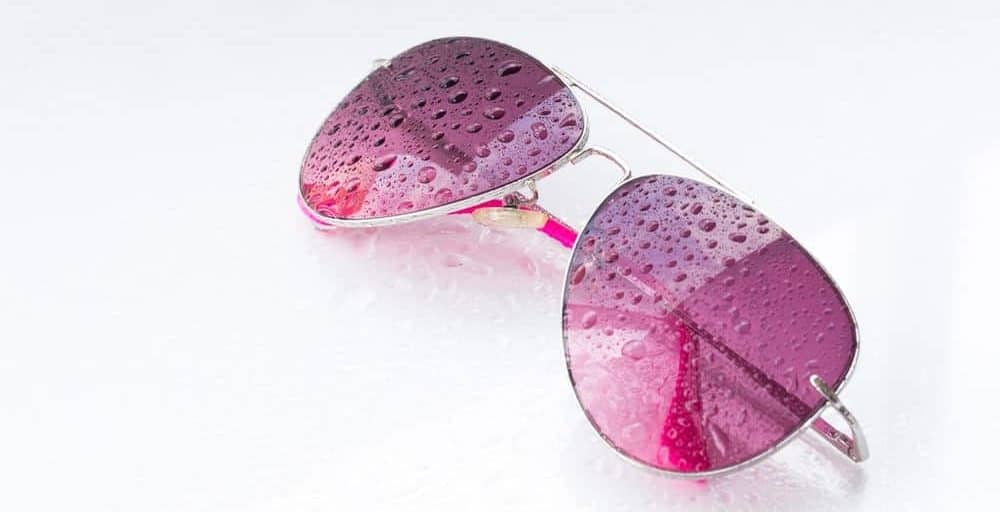 带有水滴的玫瑰色眼镜。