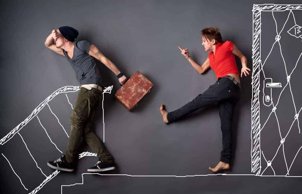 生活是一对夫妇所描绘的戏剧,一个女人对着要离开家的男人大喊大叫。