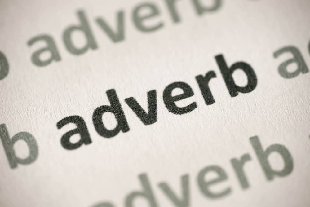 الكلمات الظرفية على ورقة بيضاء.
