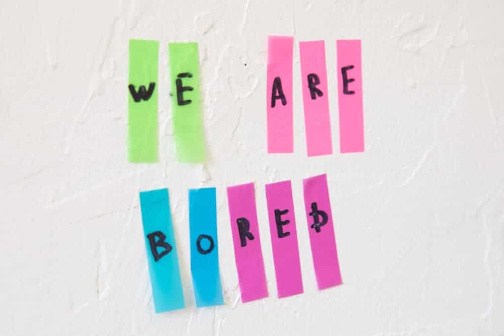 Yapışkan notların ince şeritlerinde "sıkıldık" yazıyor.