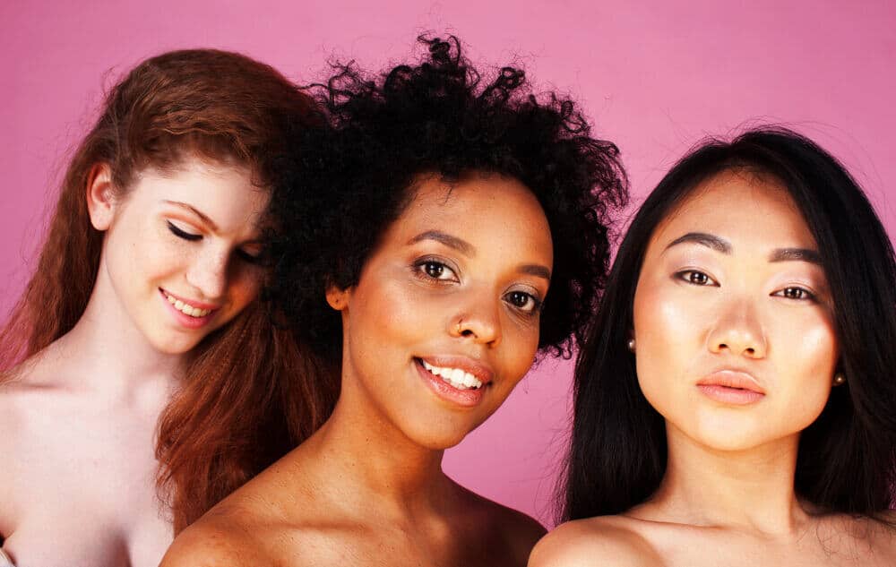 Farklı milletlerden ve ten renginden kadın.