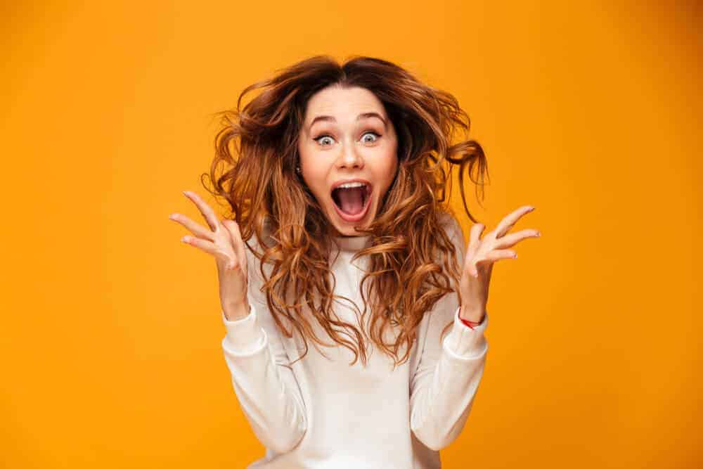 Uma mulher parecendo toda surpresa e oprimida.