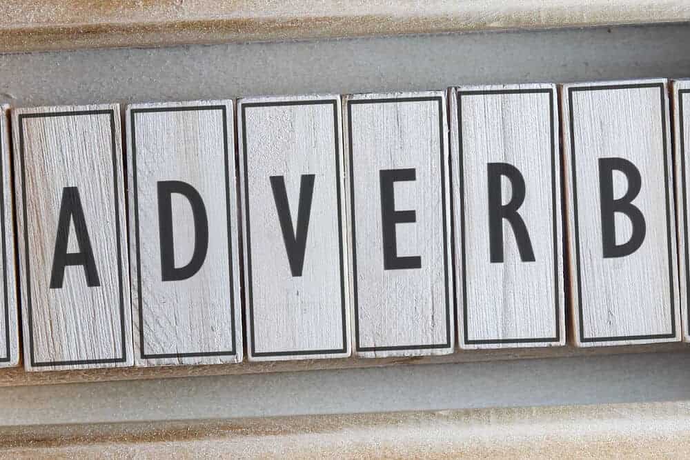 Letras em pequenas lascas de madeira, formando a palavra "advérbio".