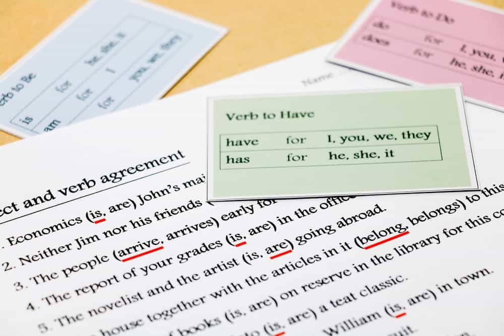 Çok renkli gramer kartlarıyla özne ve fiil uyumu alıştırması.