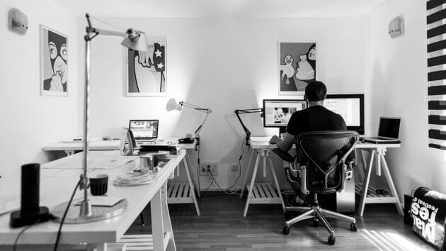 office-desk-computer-business-designer-desenvolvedor-workspace-gadgets-creative-professionals