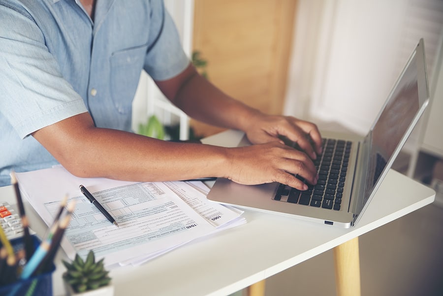 华盛顿人做他的工资税