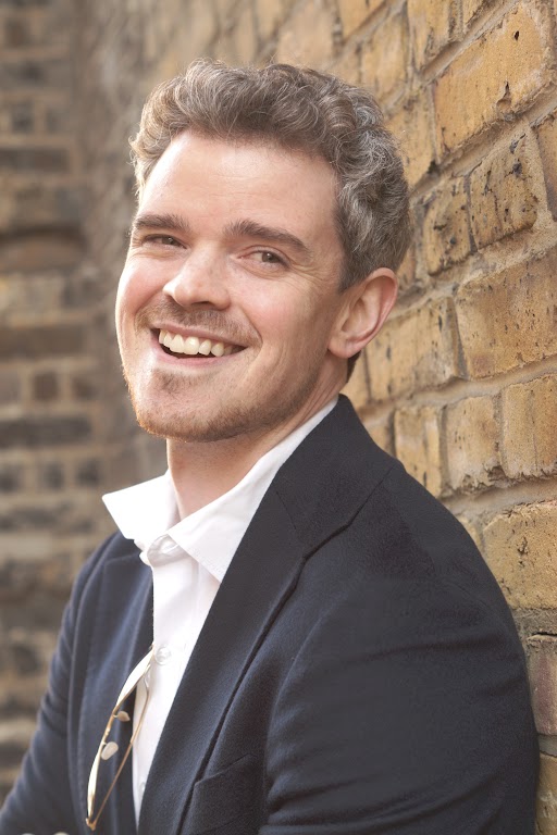 Фрэнсис руководит привлечением клиентов в OnlyDomains, решении для управления доменами, которое предлагает глобальные услуги и поддержку, доступ к которым можно получить из любой точки мира.