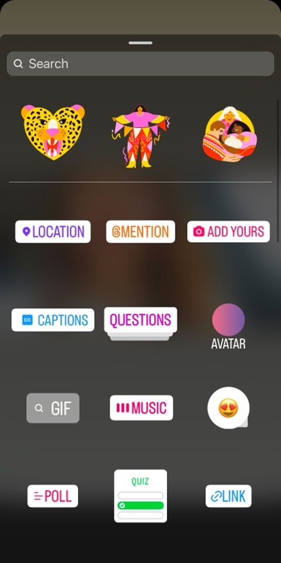 Scorri verso l'alto il menu su Instagram Stories che mostra adesivi e opzioni per aggiungere una posizione, una menzione, un'immagine, didascalie, domande, avatar, GIF, musica, emoji, sondaggi, quiz e link.