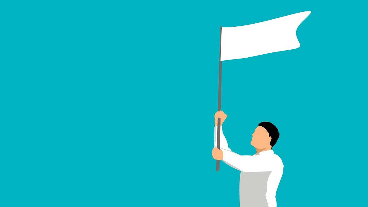 Angestellter, der eine weiße Fahne der Kapitulation hochhält.