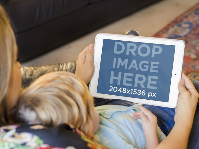 iPad Mockup of Mom and Baby باستخدام جهاز iPad الأبيض في صورة صوفا