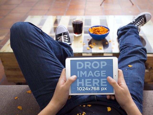 نموذج بالحجم الطبيعي لألعاب المراهقين على جهاز iPad الأبيض في غرفة فوضوية ضع صورة مسرحية