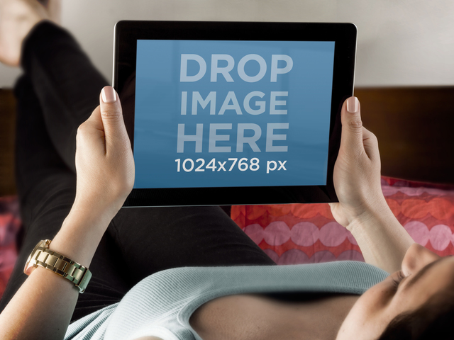 iPad Mockup Woman باستخدام الجهاز على السرير