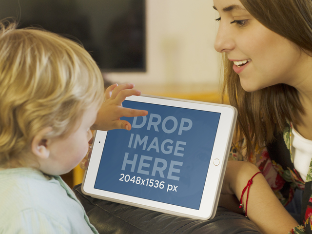 نموذج بالحجم الطبيعي للأم الصغيرة والابن يتفاعلون مع صورة المسرح الأبيض لجهاز iPad