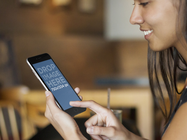 レストラン モックアップ テンプレート Placeit ステージ イメージで iPhone を使用して若い女性