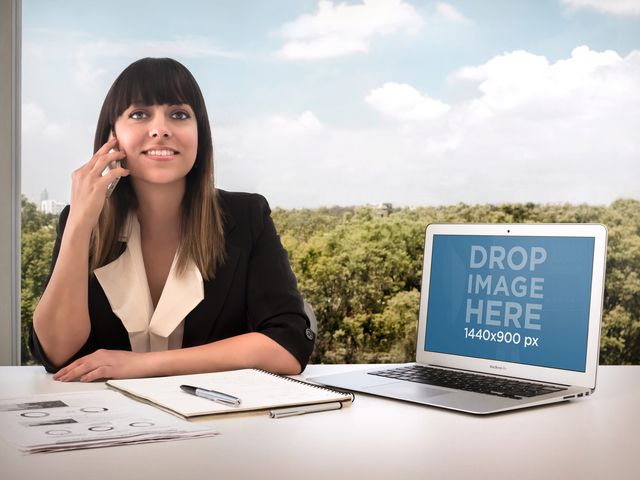 Modello di mockup del prodotto, immagine della fase di Placeit della donna d'affari dell'aria del macbook