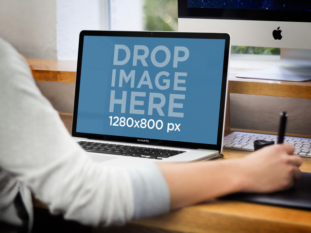 Modello di mockup del prodotto, designer di macbook pro che lavora Placeit Stage Image