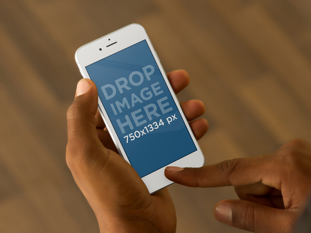 Mężczyzna używający iPhone'a 6 na drewnianej podłodze w tle Placeit Stage Image