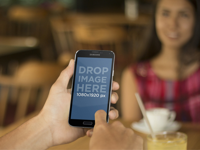 Młoda para jedząca śniadanie w restauracji ze zdjęciem Galaxy S5 Placeit Stage