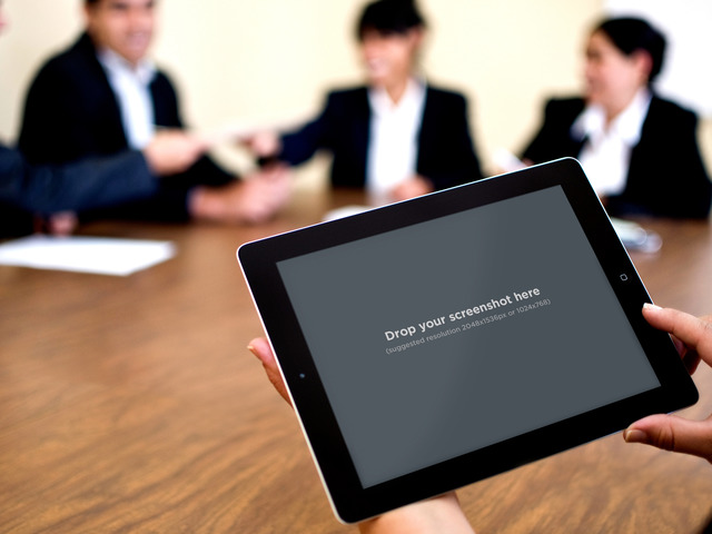 会議で使用されている iPad モックアップ デバイス Placeit Stage Image