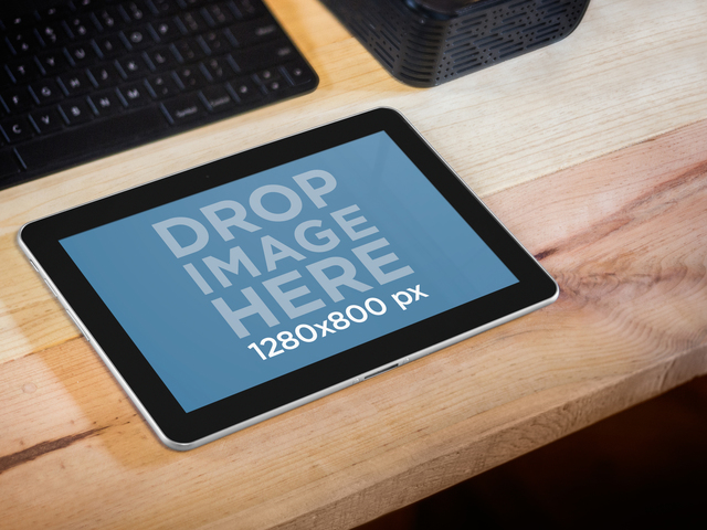 デバイス モックアップ サムスン 4G Lite シルバー木製デスク Placeit ステージ イメージ