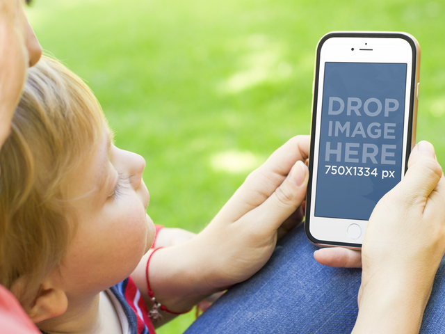 Мокап iPhone 6 с матерью и сыном, сближающимися на сцене Park Placeit.