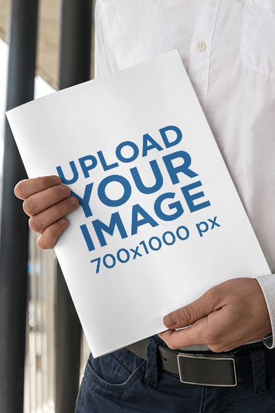 잡지를 들고 공식적인 남자의 모형