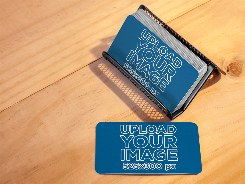 Metal Bir Kartvizitlik Maketi Üzerine Yerleştirilen Kartvizitler