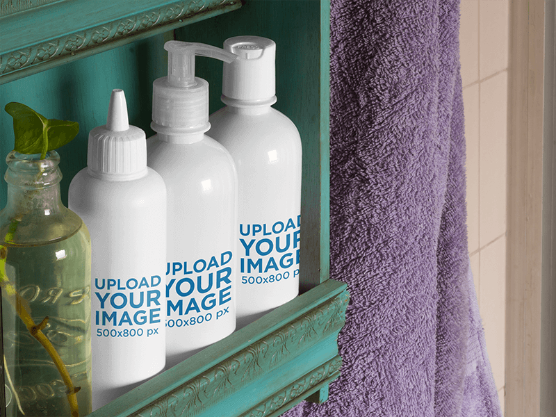 Mockup di etichette con un set di flaconi cosmetici su uno scaffale del bagno