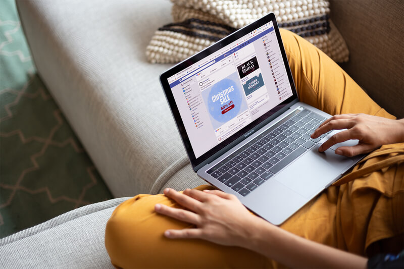 Donna Che Lavora Con Un Mockup Macbook Seduto Su Un Divano