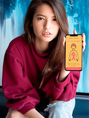 Mavi Mermer Duvara Karşı Yırtık Kot Pantolonlu Bir Kızın Iphone Xs Max Mockup