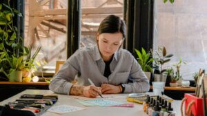 ศิลปินทำงานอย่างชาญฉลาดเพื่อปรับปรุงรายชื่อผู้ติดตามของเธอบนโซเชียลมีเดีย