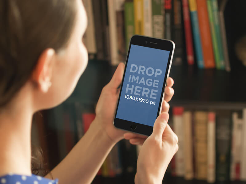 makieta iphone'a w bibliotece