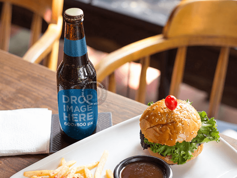 Makieta etykiety piwa stojącego na stole w restauracji