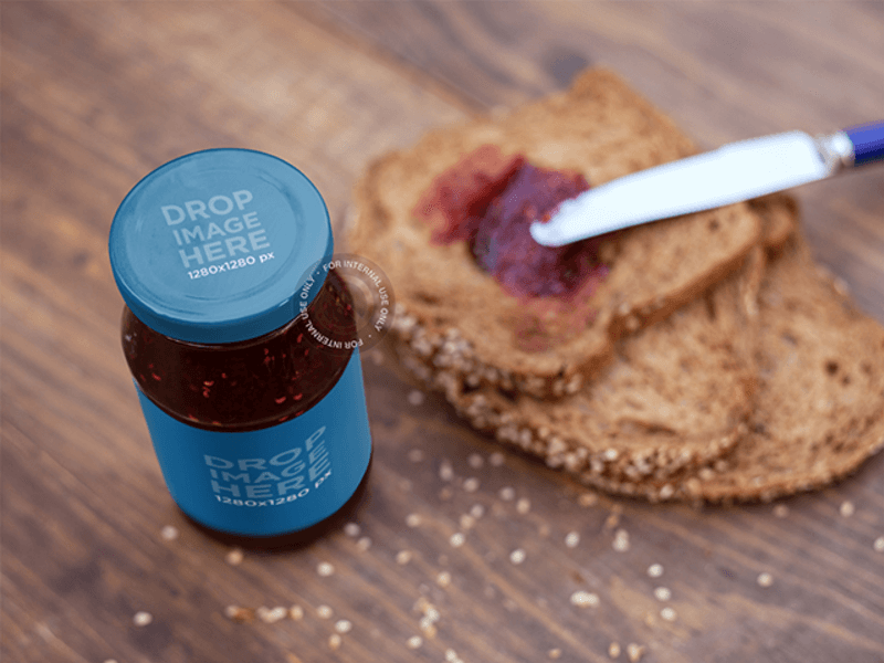 Etykieta makiety słoika z dżemem na blacie kuchennym obok kilku kromek chleba