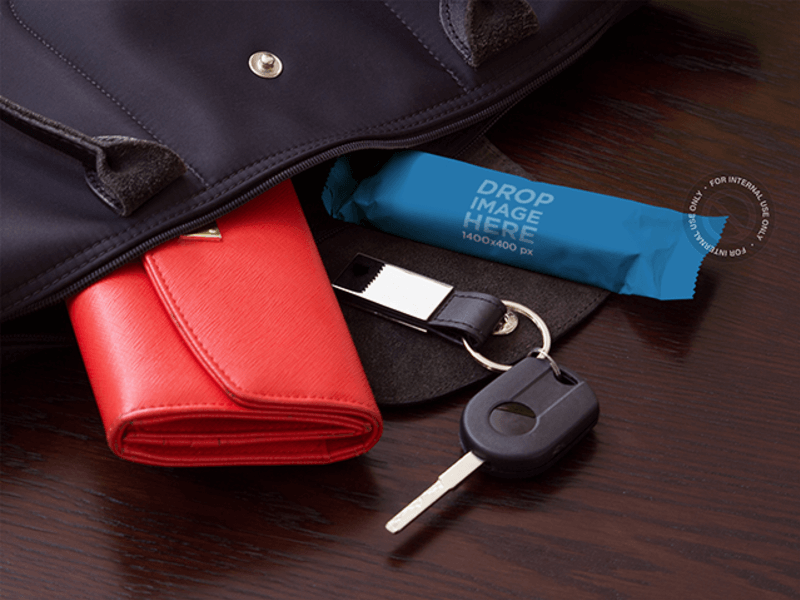 Makieta Label przedstawiająca batonik Granola w damskiej torebce