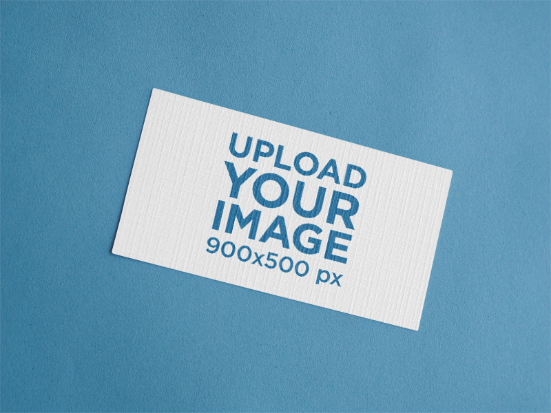 Maqueta de tarjeta de presentación sobre una superficie azul claro