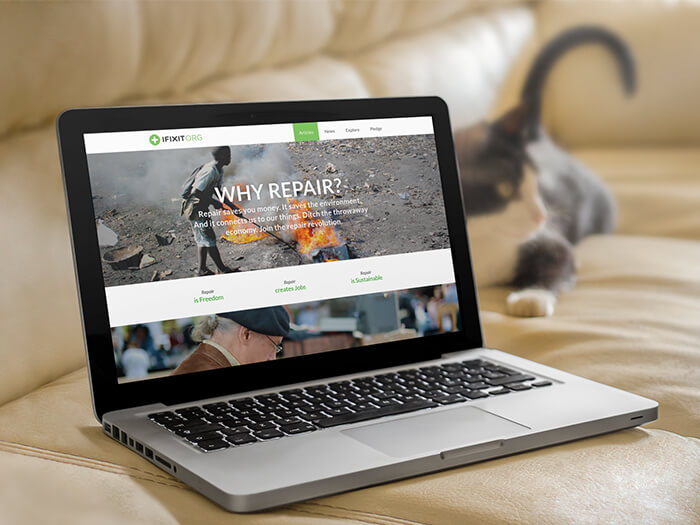 Macbook Mockup บนโซฟากับแมว