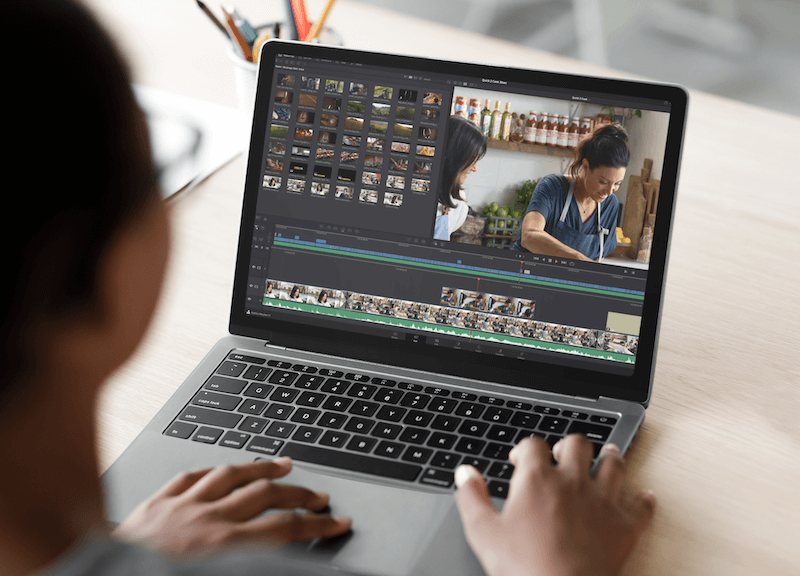 Мокап с изображением подростка, использующего Macbook Pro M16385 R El2