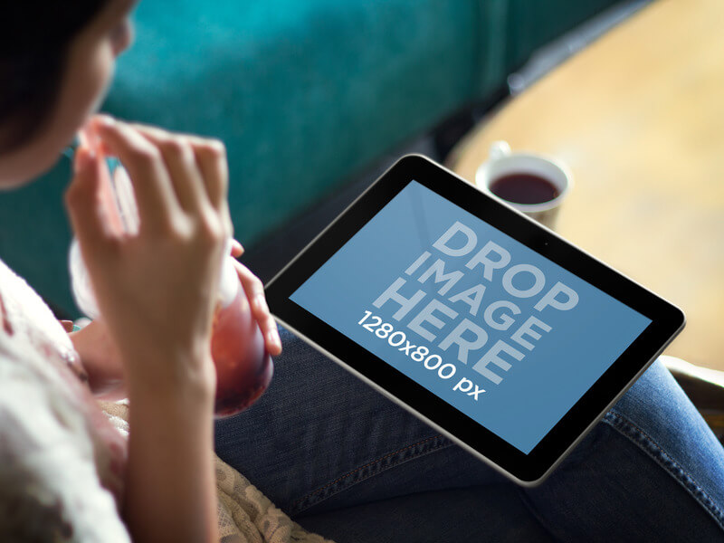 Modèle de maquette Galaxy 4G d'une femme buvant du thé