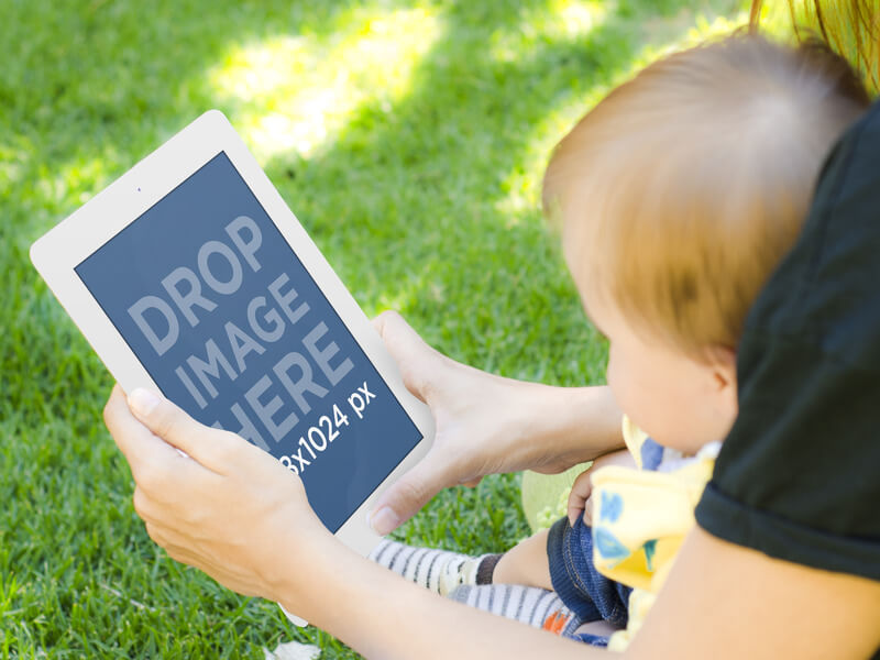Maquette iPad de bébé et maman avec iPad à l'arrière-cour