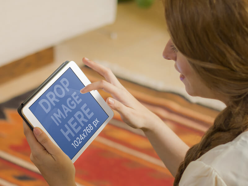 Modèle de mini-maquette pour iPad avec une jeune femme sur un tapis coloré