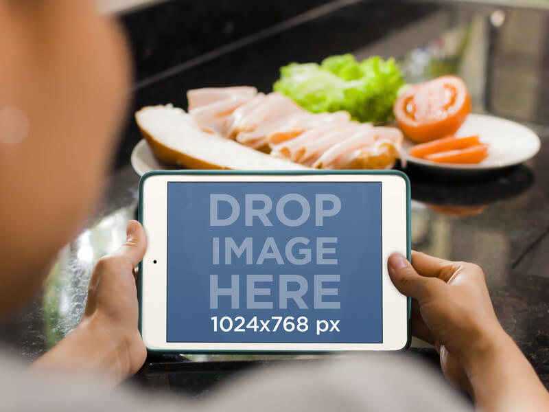 Maquette d'iPad Mini avec une femme faisant un sandwich
