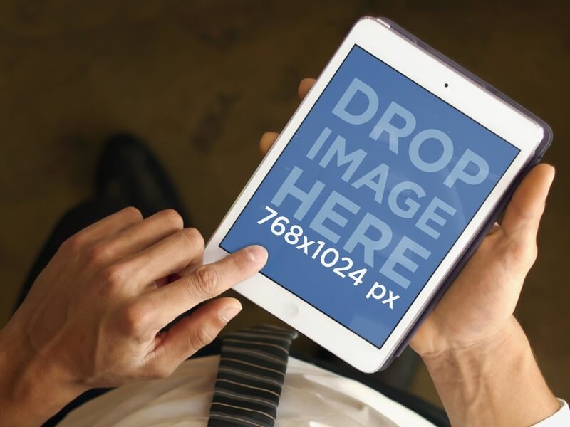 Maquette iPad d'homme d'affaires avec iPad Mini blanc d'en haut