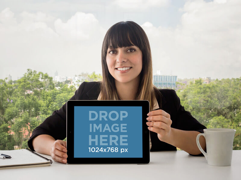 Modèle de maquette iPad de femme d'affaires au bureau