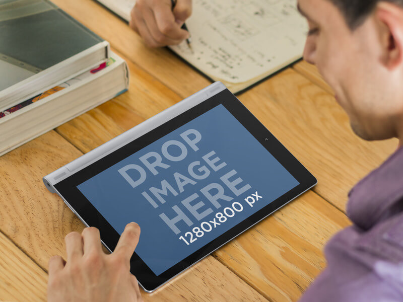 Modèle de tablette Lenovo avec un jeune homme travaillant dans un bureau créatif